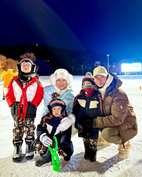 胡杏兒李乘德內地滑雪慶祝結婚9周年 一家五口坐經濟艙獲讚貼地