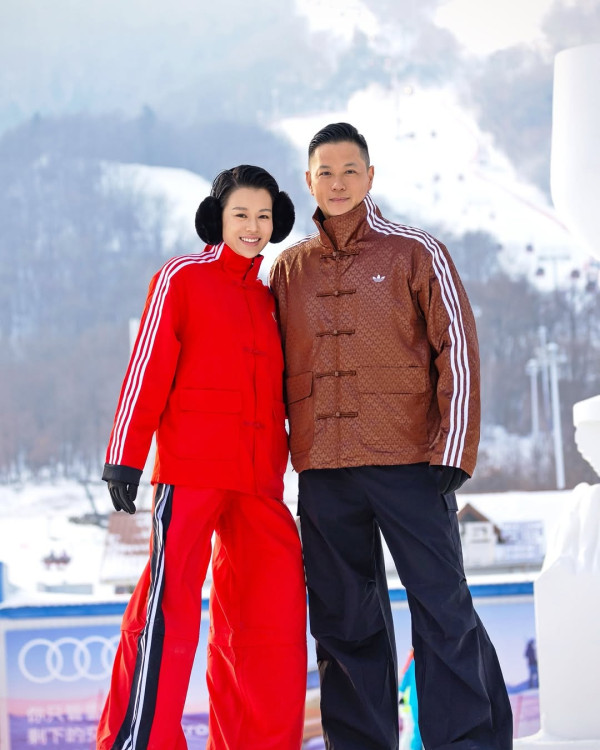 胡杏兒李乘德內地滑雪慶祝結婚9周年 一家五口坐經濟艙獲讚貼地