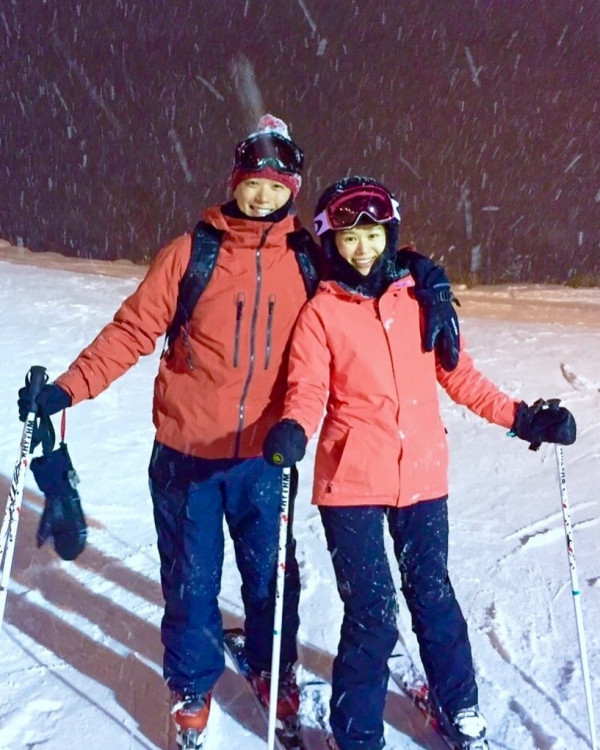 胡杏兒李乘德內地滑雪慶祝結婚9周年 一家五口坐經濟艙獲讚貼地
