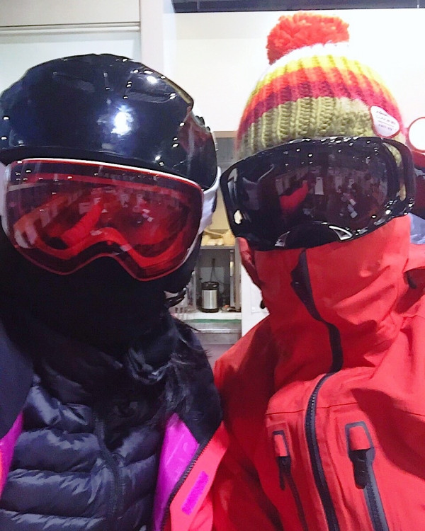 胡杏兒李乘德內地滑雪慶祝結婚9周年 一家五口坐經濟艙獲讚貼地