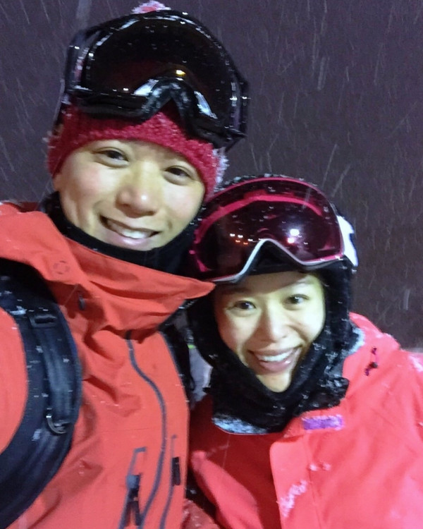 胡杏兒李乘德內地滑雪慶祝結婚9周年 一家五口坐經濟艙獲讚貼地