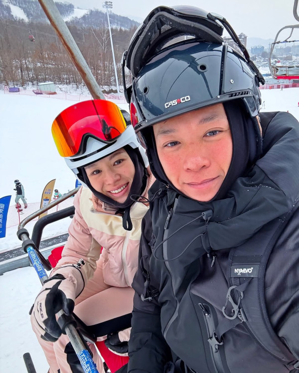 胡杏兒李乘德內地滑雪慶祝結婚9周年 一家五口坐經濟艙獲讚貼地