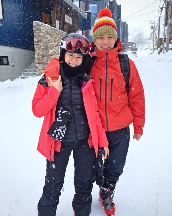 胡杏兒李乘德內地滑雪慶祝結婚9周年 一家五口坐經濟艙獲讚貼地