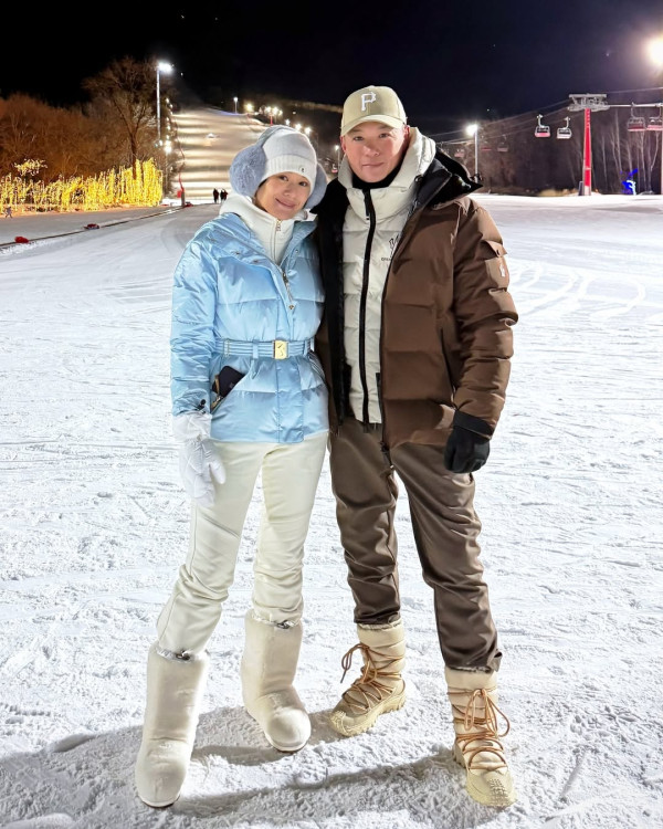 胡杏兒李乘德內地滑雪慶祝結婚9周年 一家五口坐經濟艙獲讚貼地