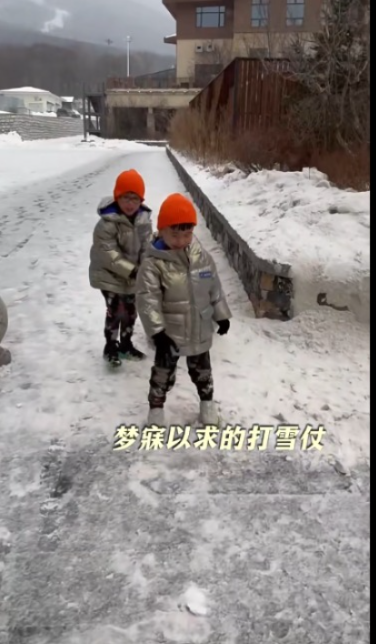 胡杏兒李乘德內地滑雪慶祝結婚9周年 一家五口坐經濟艙獲讚貼地