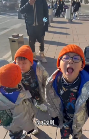 胡杏兒李乘德內地滑雪慶祝結婚9周年 一家五口坐經濟艙獲讚貼地