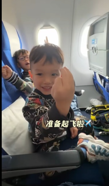 胡杏兒李乘德內地滑雪慶祝結婚9周年 一家五口坐經濟艙獲讚貼地