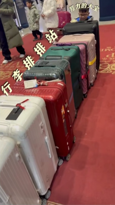 胡杏兒李乘德內地滑雪慶祝結婚9周年 一家五口坐經濟艙獲讚貼地