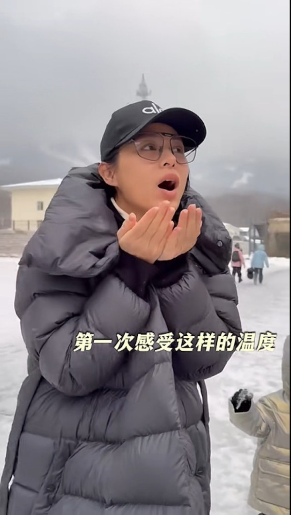 胡杏兒李乘德內地滑雪慶祝結婚9周年 一家五口坐經濟艙獲讚貼地