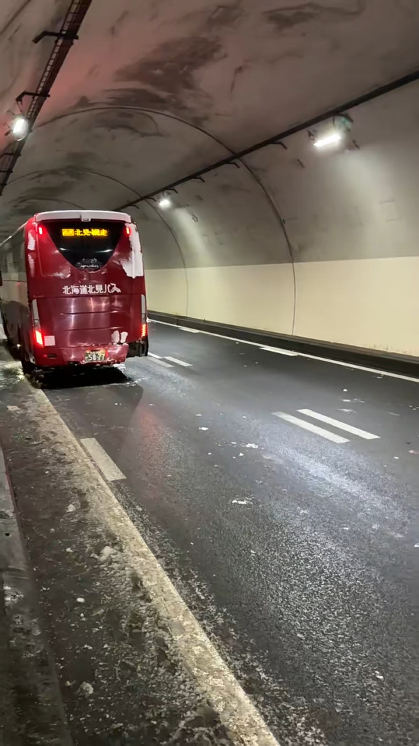 日本自駕香港女遊客誤將油門當剎車 撞入伊豆蕎麥麵店致一名顧客骨折 