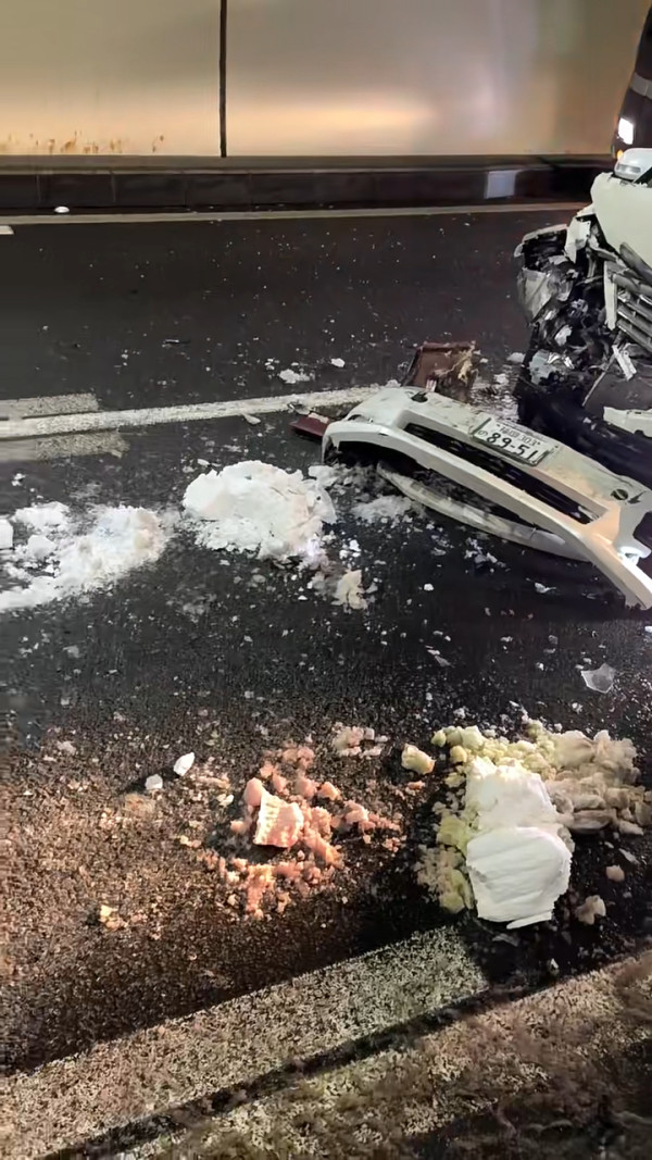 日本自駕香港女遊客誤將油門當剎車 撞入伊豆蕎麥麵店致一名顧客骨折 