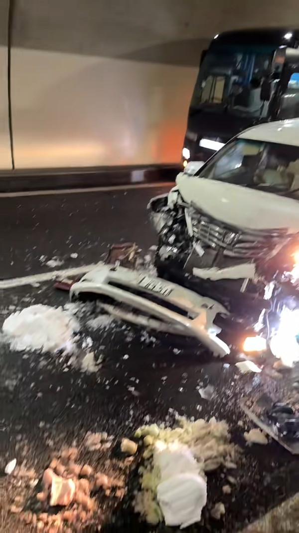 日本自駕香港女遊客誤將油門當剎車 撞入伊豆蕎麥麵店致一名顧客骨折 