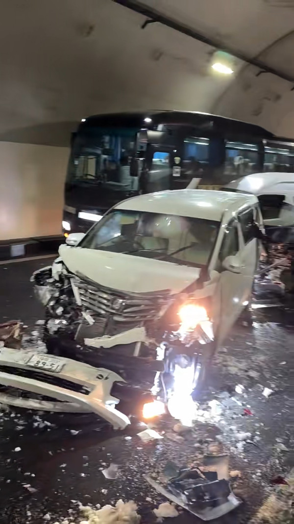 日本自駕香港女遊客誤將油門當剎車 撞入伊豆蕎麥麵店致一名顧客骨折 