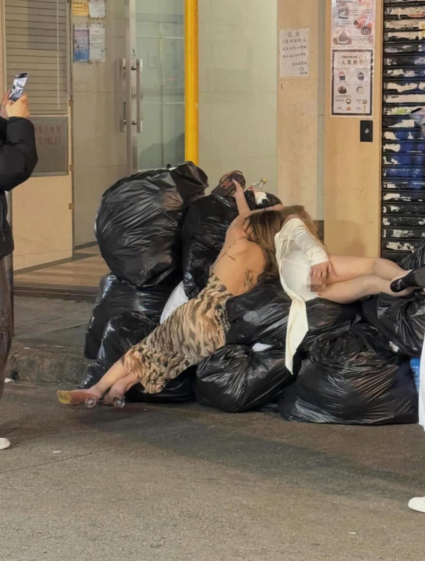 豹紋醉娃除夕夜臥垃圾堆瞓地鐵！網民2點質疑擺拍呃Like博流量