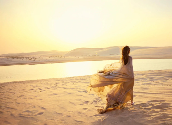 Angelababy沙漠美圖曝光 網民大讚有神性/顏值重返巔峰：都回來了 