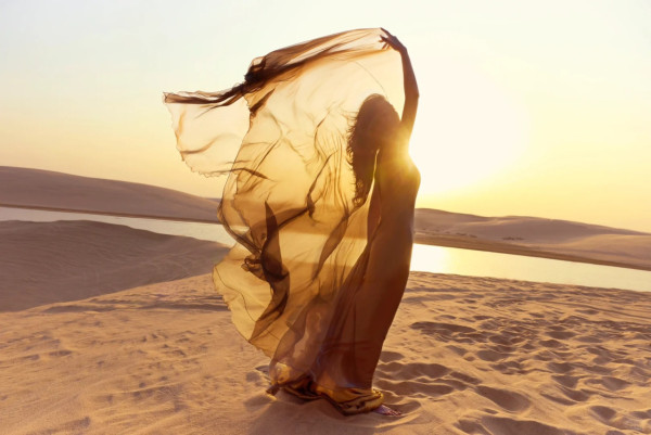 Angelababy沙漠美圖曝光 網民大讚有神性/顏值重返巔峰：都回來了 