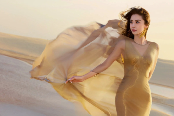 Angelababy沙漠美圖曝光 網民大讚有神性/顏值重返巔峰：都回來了 