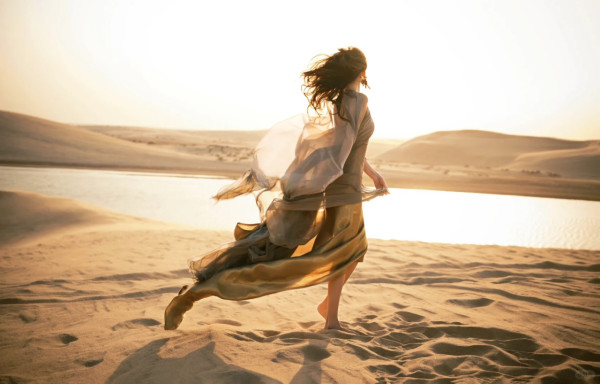 Angelababy沙漠美圖曝光 網民大讚有神性/顏值重返巔峰：都回來了 