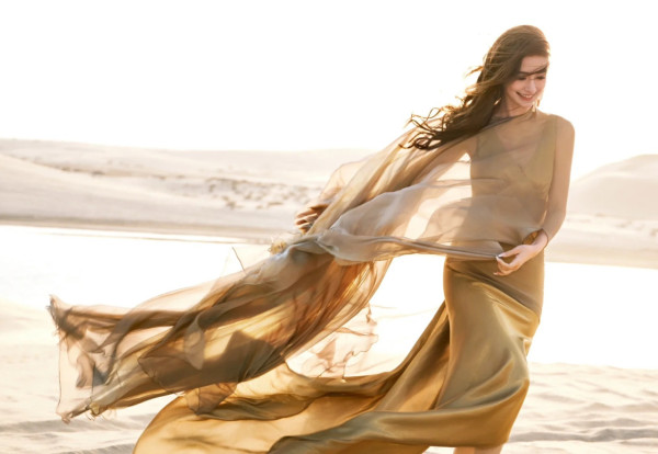 Angelababy沙漠美圖曝光 網民大讚有神性/顏值重返巔峰：都回來了 