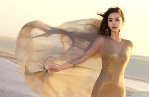 Angelababy沙漠美圖曝光 網民大讚有神性/顏值重返巔峰：都回來了 
