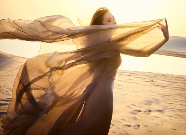 Angelababy沙漠美圖曝光 網民大讚有神性/顏值重返巔峰：都回來了 