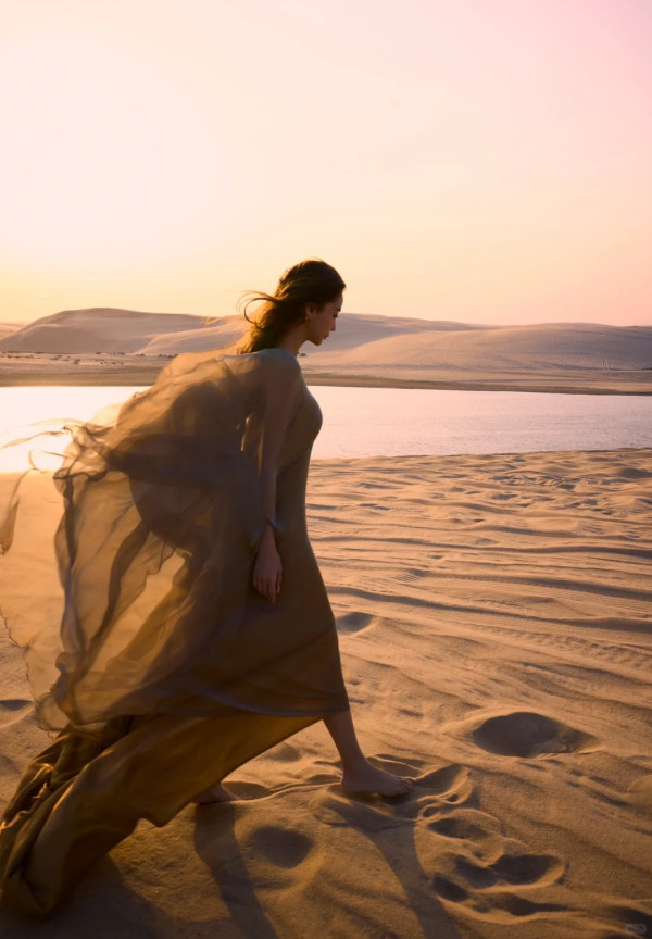 Angelababy沙漠美圖曝光 網民大讚有神性/顏值重返巔峰：都回來了 