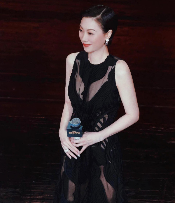 57歲張可頤患病休養半年首度現身 激罕露面曝浮腫狀態引發健康憂慮