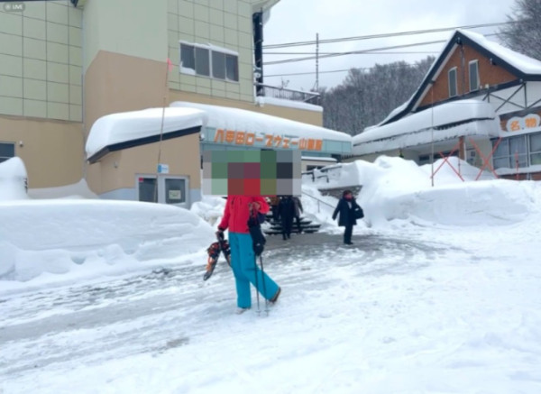 有片|內地男為流量亂入日本馬拉松 無視現場職員阻止 中日網民齊炮轟