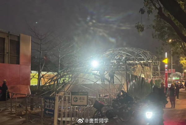 廣州地鐵站翻新出口設計似棺材 引發爭議被連夜拆除 網民嘲：返工都要破地獄 