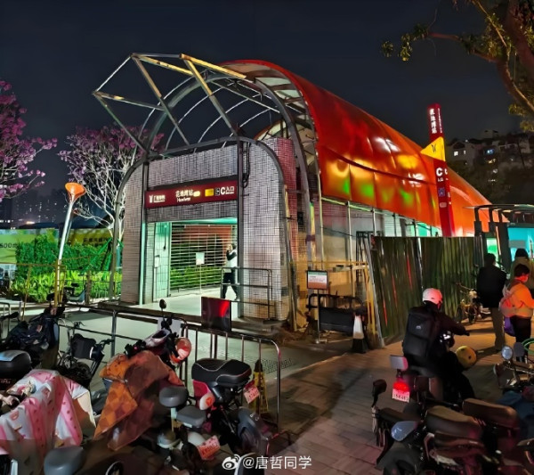 廣州地鐵站翻新出口設計似棺材 引發爭議被連夜拆除 網民嘲：返工都要破地獄 
