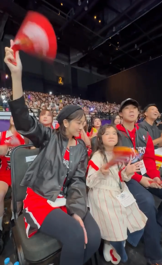 謝安琪貼身聘用18歲小鮮肉男助手！親密依偎合照曝光揭真實身份