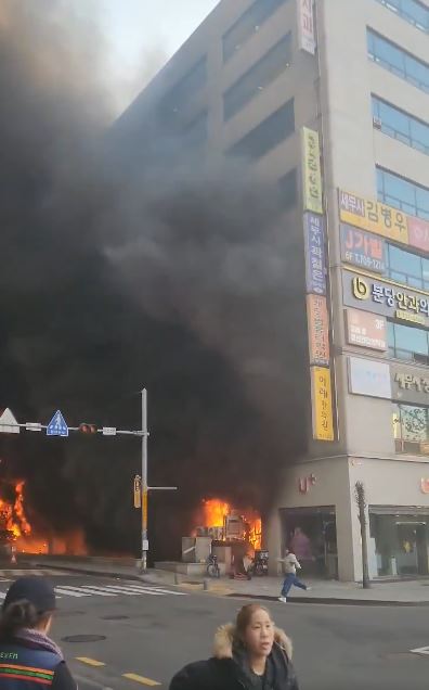 首爾城南市商廈發生火災致多人被困 最少12人受傷 當局出動逾百消防員救火 