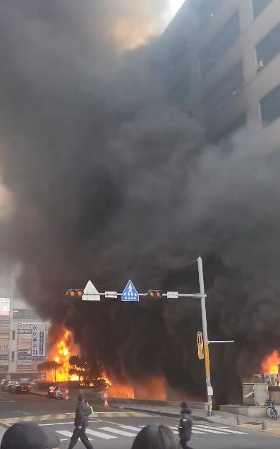 首爾城南市商廈發生火災致多人被困 最少12人受傷 當局出動逾百消防員救火 