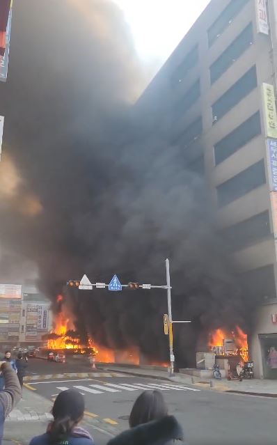 首爾城南市商廈發生火災致多人被困 最少12人受傷 當局出動逾百消防員救火 