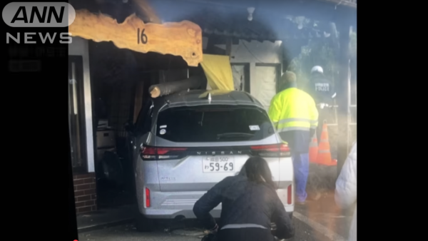日本自駕香港女遊客誤將油門當剎車 撞入伊豆蕎麥麵店致一名顧客骨折 