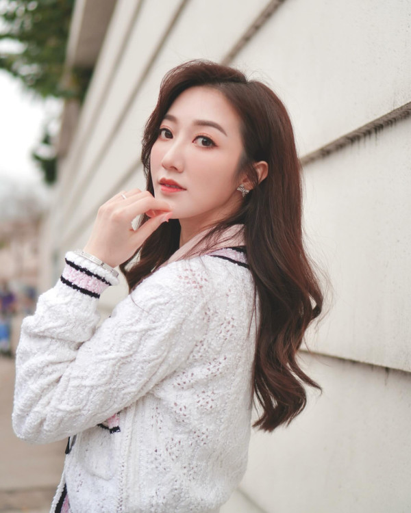 何依婷5個月身孕晒雪地旅行相！上圍升級晒白滑事業線！ 