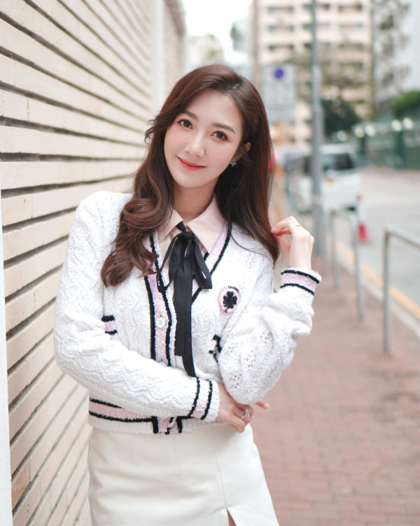 何依婷5個月身孕晒雪地旅行相！上圍升級晒白滑事業線！ 