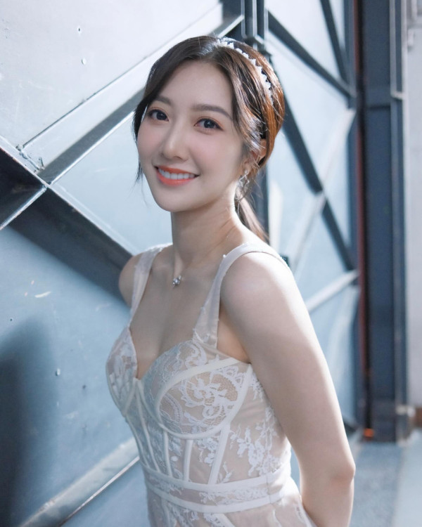 何依婷5個月身孕晒雪地旅行相！上圍升級晒白滑事業線！ 