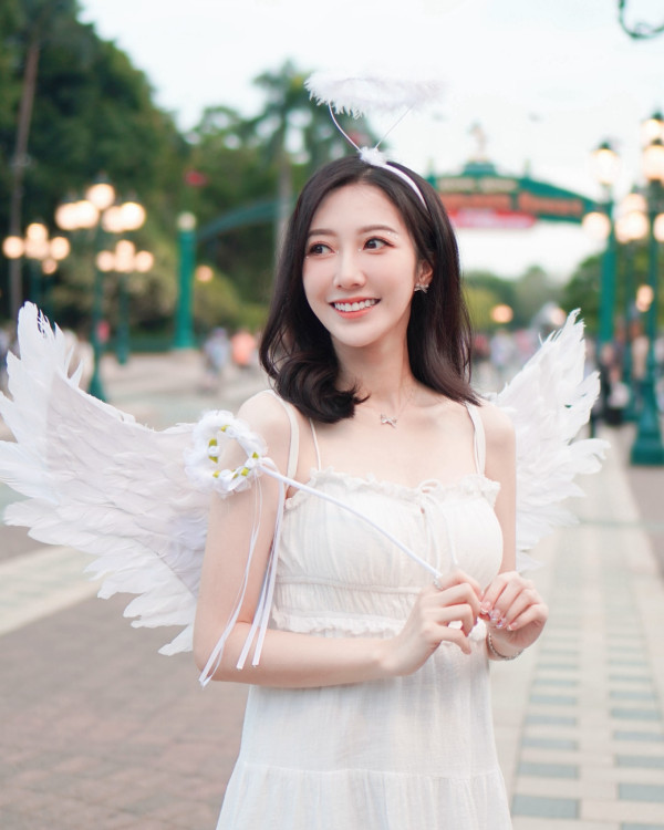 何依婷5個月身孕晒雪地旅行相！上圍升級晒白滑事業線！ 