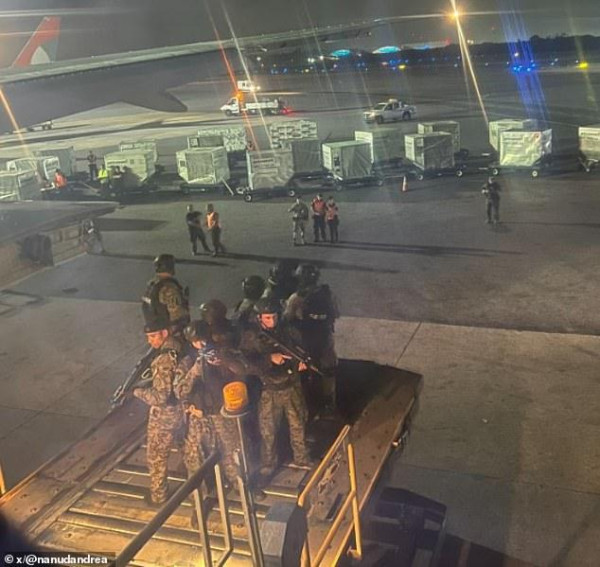 有片｜飛機一度傳出詭異敲擊聲 高空3萬呎疑有人困貨倉 緊急降落檢查結果驚人 