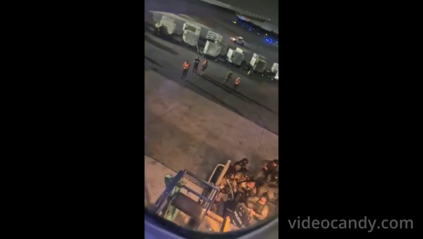 有片｜飛機一度傳出詭異敲擊聲 高空3萬呎疑有人困貨倉 緊急降落檢查結果驚人 