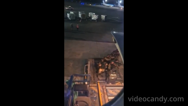 有片｜飛機一度傳出詭異敲擊聲 高空3萬呎疑有人困貨倉 緊急降落檢查結果驚人 