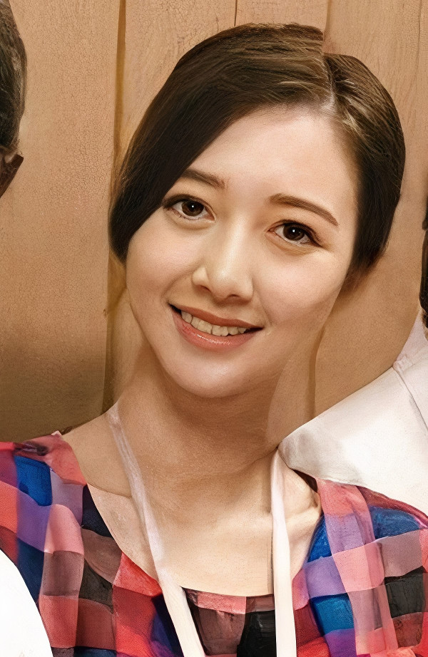 何依婷5個月身孕晒雪地旅行相！上圍升級晒白滑事業線！ 