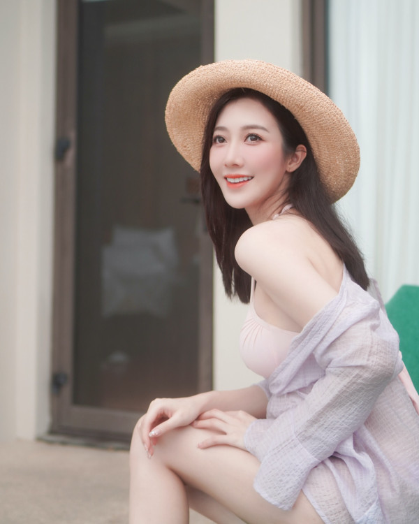 何依婷5個月身孕晒雪地旅行相！上圍升級晒白滑事業線！ 