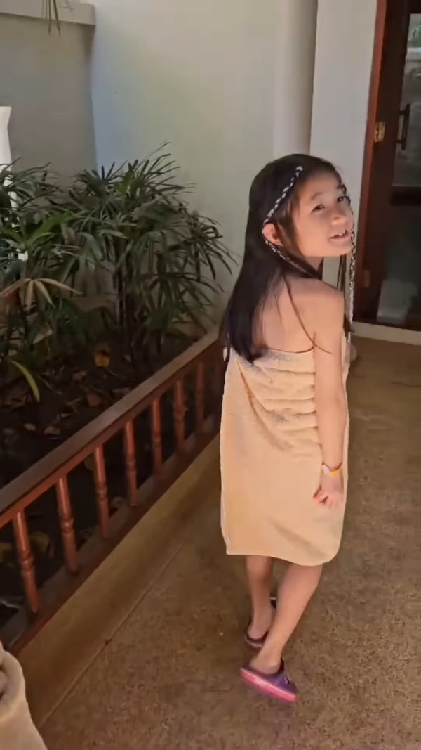 鍾嘉欣激罕公開加拿大4千呎獨立屋內貌！旋轉樓梯/一望無際花園！ 