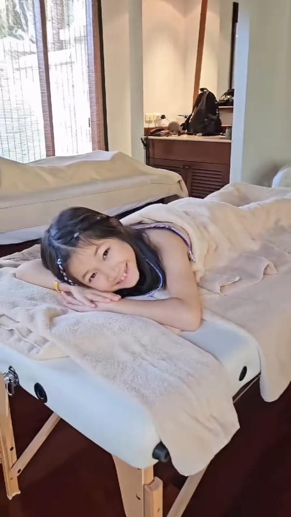 鍾嘉欣激罕公開加拿大4千呎獨立屋內貌！旋轉樓梯/一望無際花園！ 