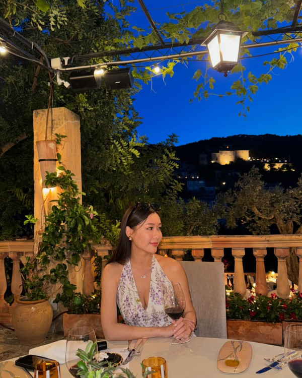 前TVB索爆人妻離巢後榮升馬主夫人 公開半山豪宅落地玻璃俯瞰維港夜景