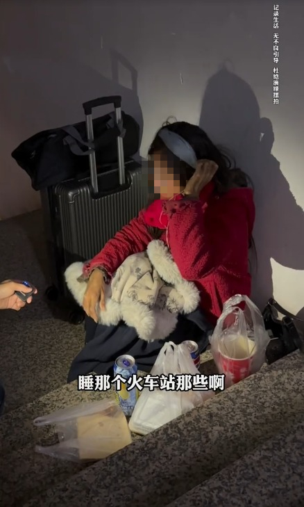 馬拉2外傭帶2男入屋四人行 僱主CCTV揭驚人場面 小主人仲瞓喺中間 