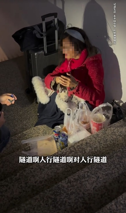 馬拉2外傭帶2男入屋四人行 僱主CCTV揭驚人場面 小主人仲瞓喺中間 