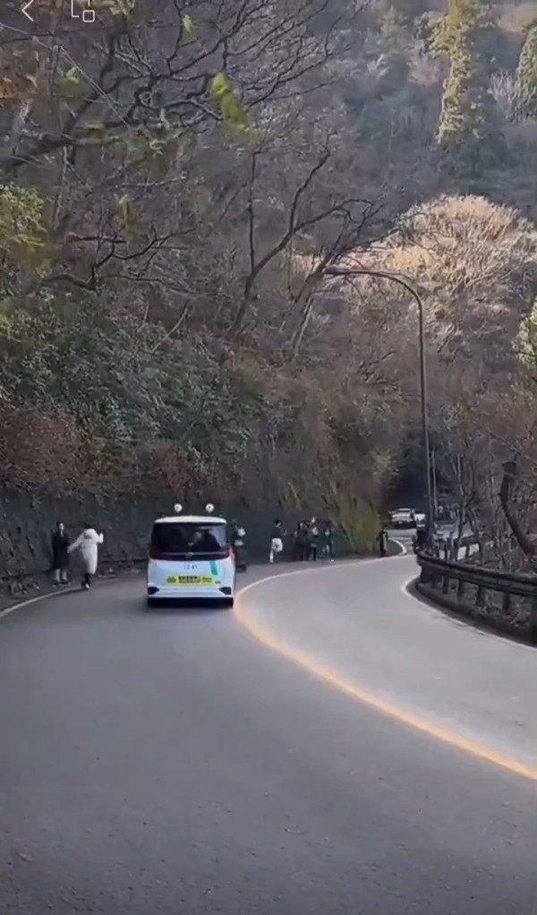 有片|內地男為流量亂入日本馬拉松 無視現場職員阻止 中日網民齊炮轟